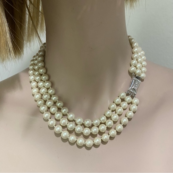 Vintage CAROLEE Signed 3-Strand Silver Box Clasp Faux Pearl Necklace - Picture 3 of 12